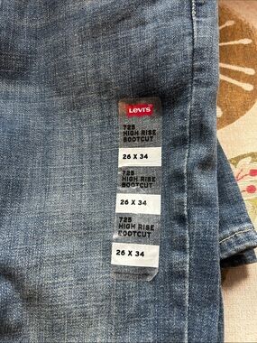 Levis 725 High Rise Bootcut. Please Note Button from front of jeans IS MISSING.
